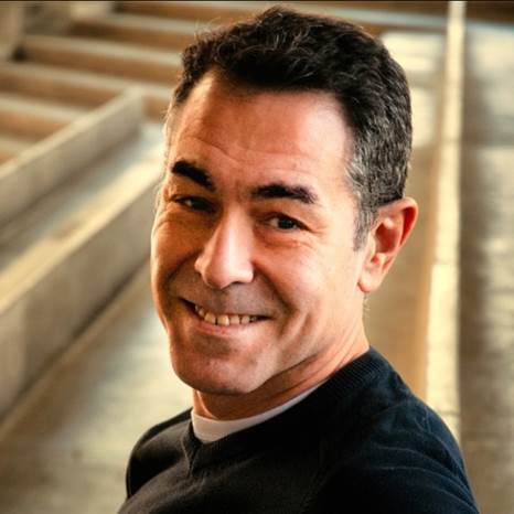 Retrato de Ángel Luis Rubio Moraga sonriendo en un entorno moderno.