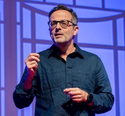 Antonio Ortiz Medina hablando en un congreso sobre periodismo