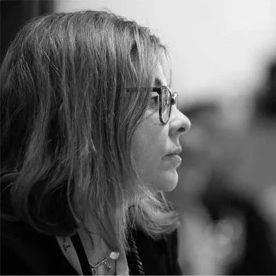 Retrato de Elena Marcos en un congreso de periodismo.