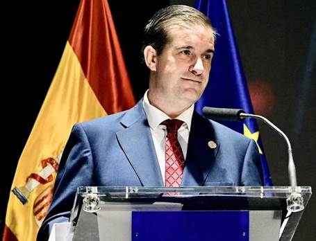 Fernando Maira Tade Anduiza en un evento con banderas de España y Europa.