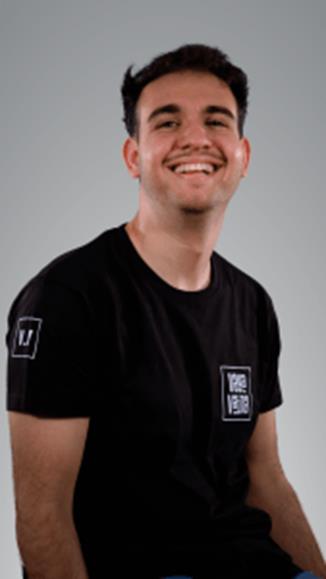 Retrato de un joven sonriente con camiseta negra