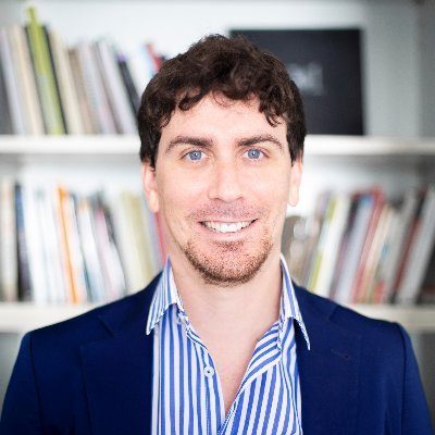 Retrato de Salvador Molina, presidente de ProCom y analista económico.