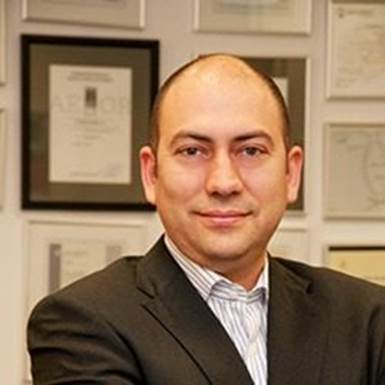 Retrato de Salvador Molina, presidente de ProCom y analista económico.