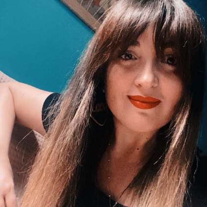 Retrato de una mujer con labios rojos en un entorno colorido