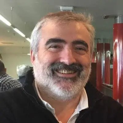 Retrato de Salvador Molina, presidente de ProCom y analista económico.