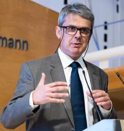 Salvador Molina hablando en un congreso sobre periodismo autónomo