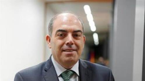 Retrato de Lorenzo Amor en un congreso de periodismo