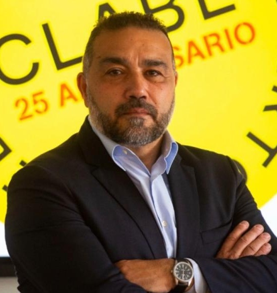 Retrato de un ponente en el congreso de periodismo autónomo