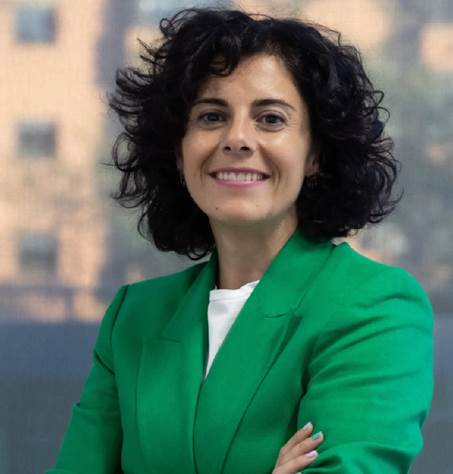 Yovanna Blanco Reinosa con chaqueta verde sonriendo en un evento